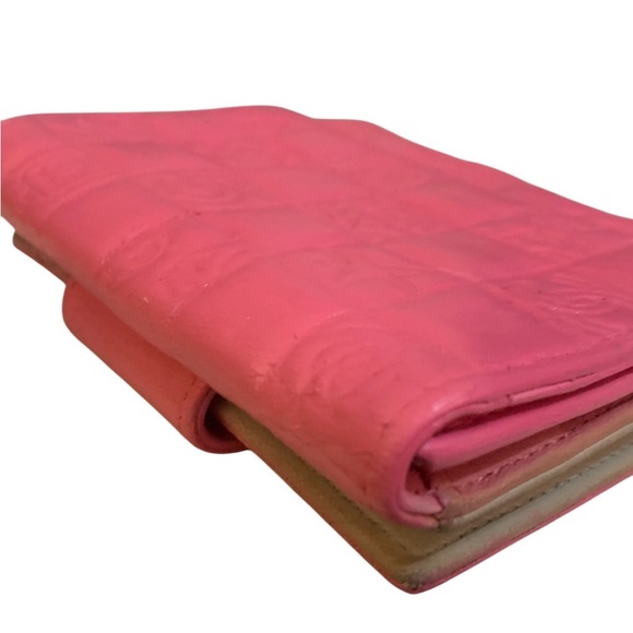 Win the Chanel Wallet - Picture 2 of 8